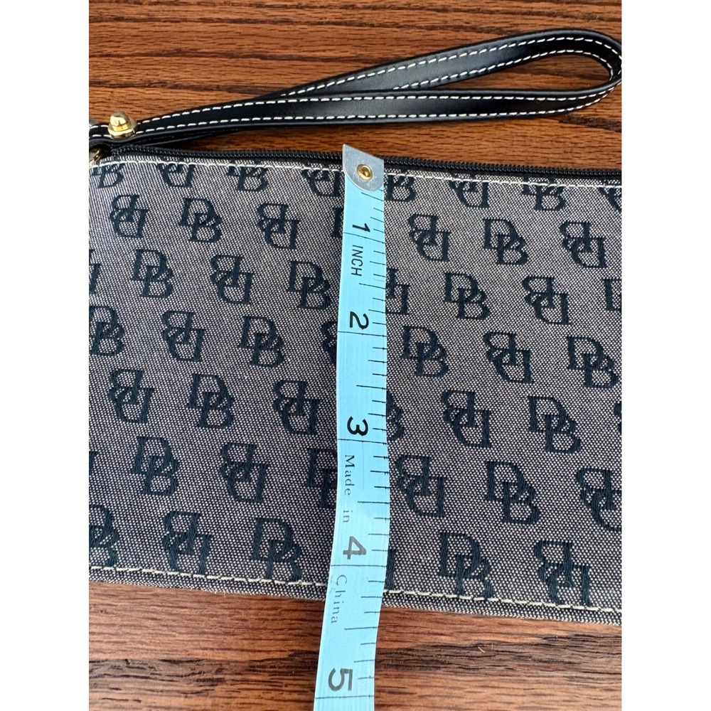 Dooney & Bourke Monogram Canvas Wristlet Clutch black Grey Gold Tone Hardware - Picture 6 of 6